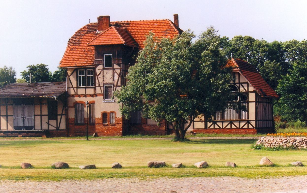 images/yootheme/Orte/Loitz/k-Bahnhof alt.jpg