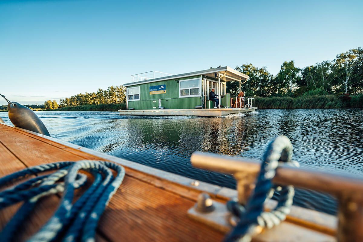 images/yootheme/Orte/Kanu Anklam/Hausboot-buchen-Urlaub-auf-der-Peene_Abenteuer-Flusslandschaft_CEric-Esslinger-29.jpg