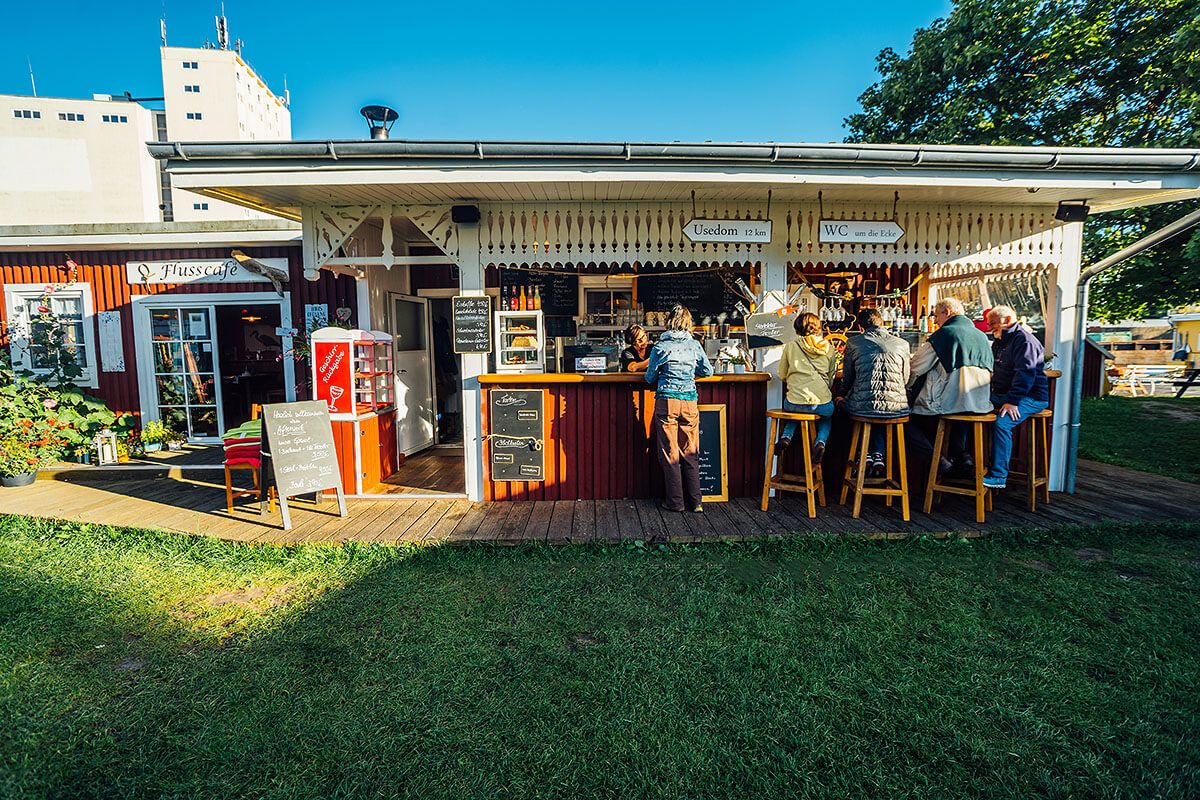 images/yootheme/Orte/Kanu Anklam/Flusscafe_Abenteuer-Flusslandschaft_Anklam_CEric-Esslinger-16.jpg